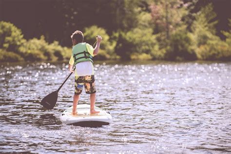 The Hidden Gems of Willamette River: Exploring with a Paddleboard
